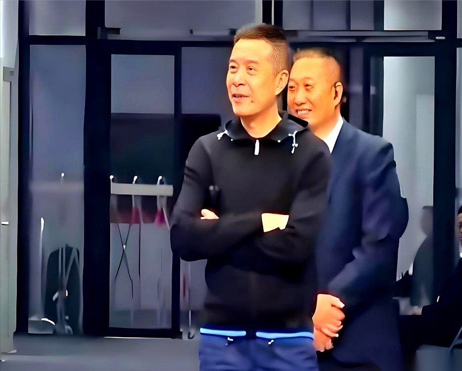 广东男篮打完浙江广厦之后，东莞主场这晚多涌进了4800名球迷。
而就在这之前，现场球迷反馈的主场上座率其实只有四成。
投资人陈海涛手里这张场均500的门票往后还能不能场场卖动，还押在后面的赛场表现上。
这笔账其实明明白白摆在台面上。
东莞那个能容纳16000人的球馆，空着三成还是多坐三成，差出来的真