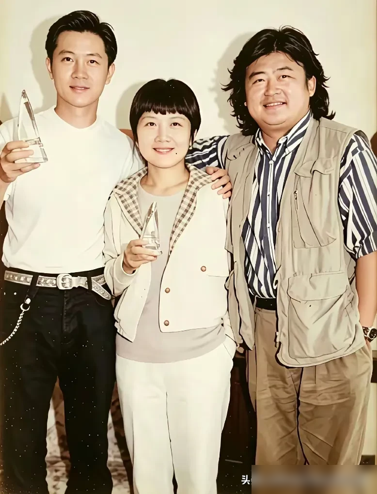95年罗马尼亚，罗中旭一首《星光灿烂》直接拿下国际流行音乐节第一名，回国就是顶流。
那时候的内地乐坛，是真出人。毛宁靠《涛声依旧》火得一塌糊涂，解晓东春晚常客，孙楠刚冒头，窦唯还在巅峰期写歌。
三十年过去，这帮人活成了四种命。
孙楠还在一线扛着，嗓子没垮，地位没掉。解晓东早不唱歌了，转型做生意