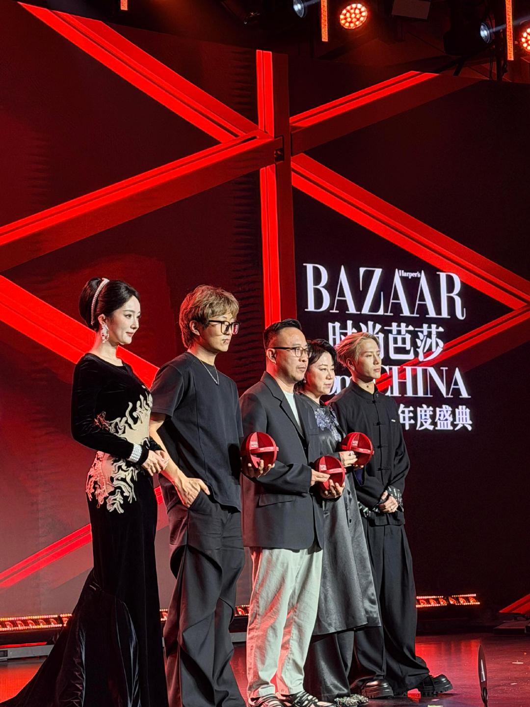 #杨幂王嘉尔牵手下台#王嘉尔|杨幂和王嘉尔上台颁奖
 
被问及为何来参加本次盛会
王嘉尔说“我爱芭莎啊”
上下台都很照顾女生，怪不得很多朋友喜欢他，真的很绅士 ​
