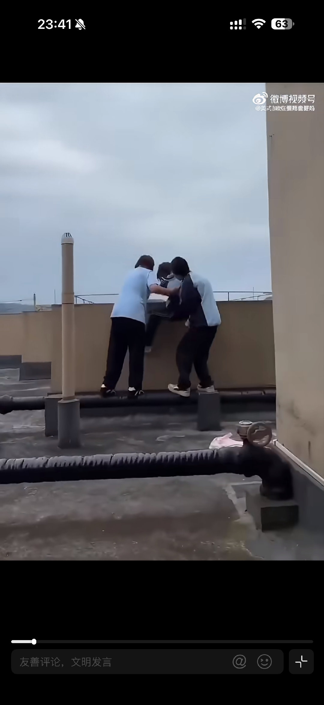 #两名女生欲把同学扔下楼被制止#我靠，这种事情，别扯什么校园霸凌，这是谋杀好么！！ ​