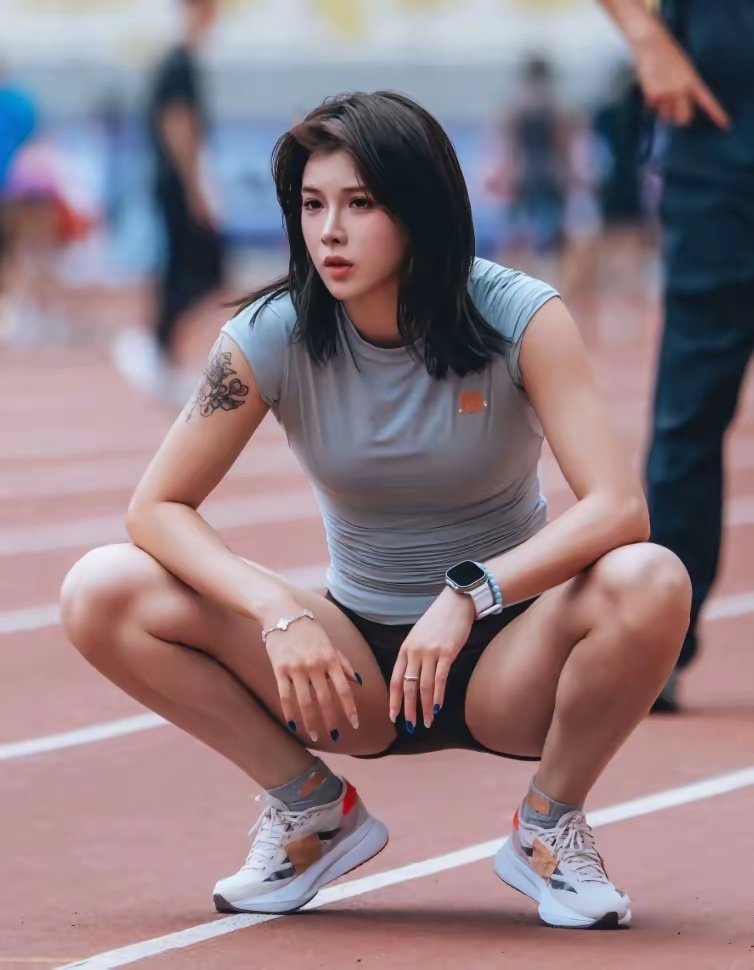 吴艳妮12秒99夺冠 这个成绩还是相当厉害的了！今年国内第一个跑进 13 秒大关的选手，逆风环境下破 13 秒含金量更高！ ​