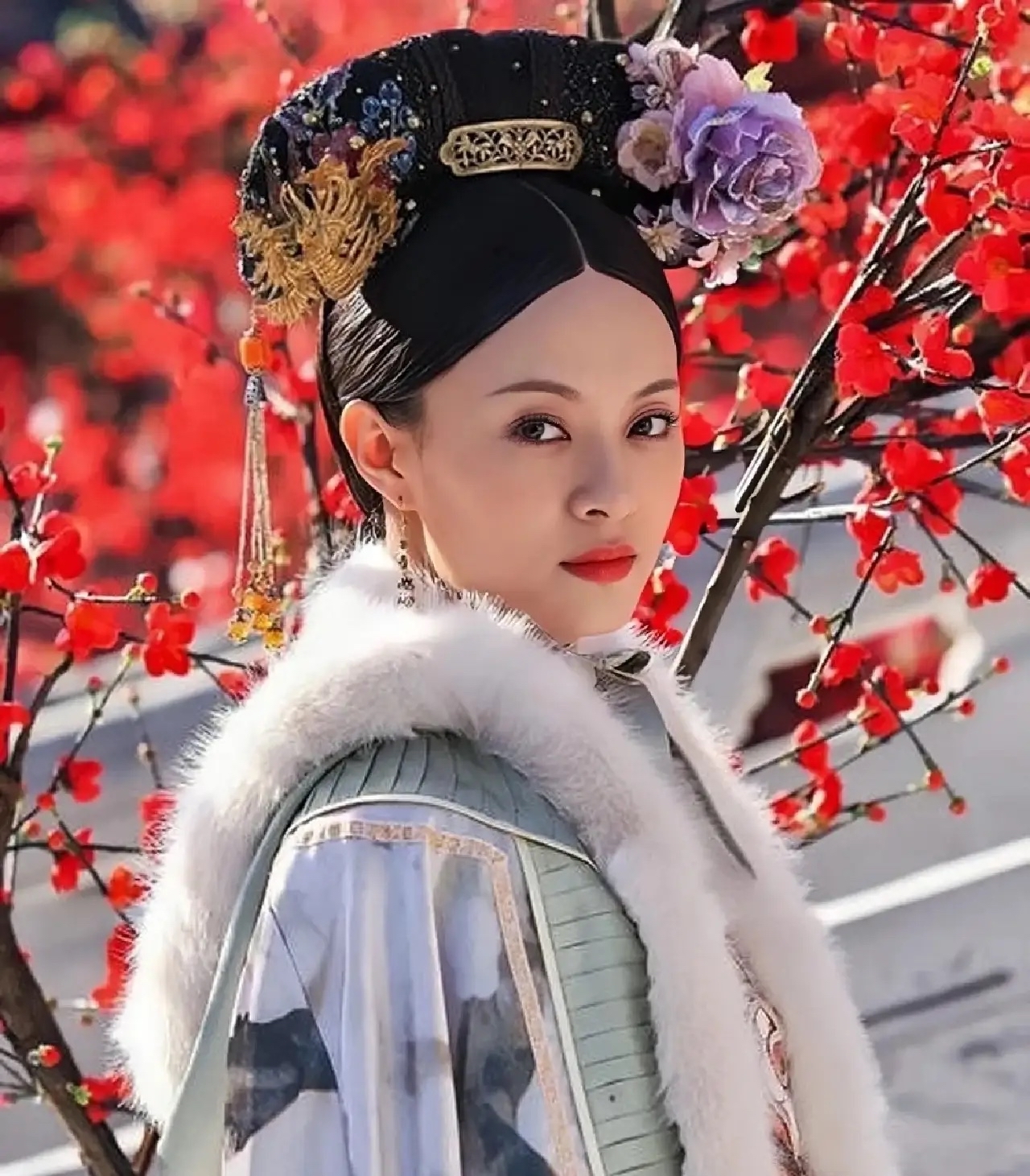 孙俪给刘欢的悼文最值一看。
“凤凰于飞翙翙其羽，远去无痕迹，听梧桐细雨瑟瑟其叶，随风摇记忆。”

孙俪没写长文，就发了这四句。

我真的想说，刷了一整天的悼念内容，看了好多长篇文案。

说实话，看多了真的没啥感觉，甚至有点审美疲劳。唯独孙俪这短短几句话，直接戳到我心里了。

估计很多人都没反应过来，
