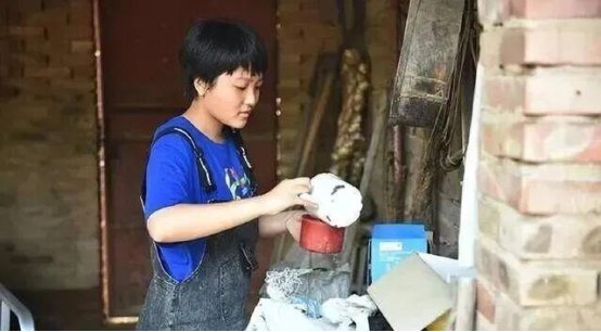 河北女孩高考707分，被北大录取，没曾想大二时不顾父母反对，参军入伍，分到辽宁舰，她热血沸腾，谁料，领到任务后，她的心瞬间凉了半截，直接问道：“就让我干这个？”
 
信源：央广网 《这位北大女学生当兵“开航母”，退役后成为“北京青年榜样”》
 
 
2018年，河北枣强的农村女孩王心仪，凭着707分