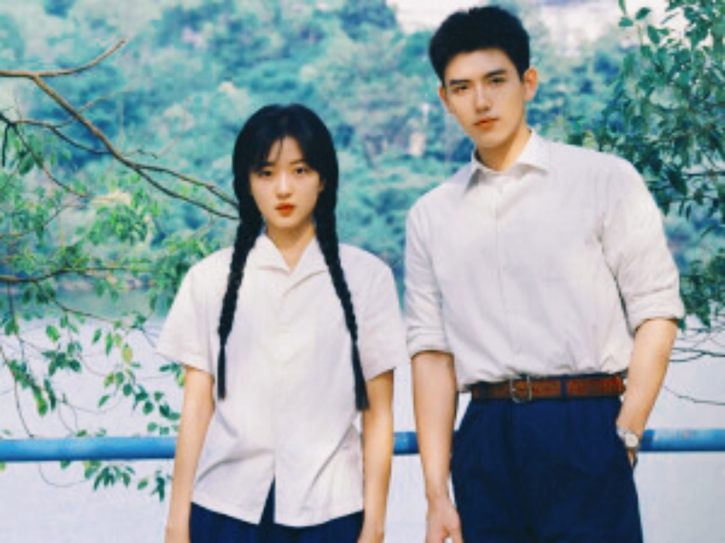 孙千陈飞宇，演绎旧时光里的纯真美好
看《纯真年代的爱情》，一下子就被两人身上浓浓的年代氛围感打动了。 
孙千和陈飞宇的搭档，真的演出了七八十年代独有的青涩与美好。
褪去华丽的妆造，麻花辫、粗布衬衫，简简单单的穿搭，就复刻了那个年代年轻人的模样。孙千饰演的费霓，眉眼温婉，气质清纯，藏着一份倔强与憧憬。
