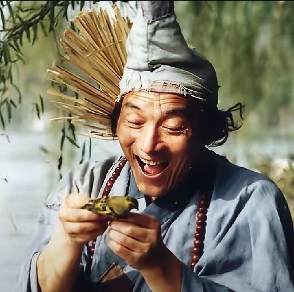 8天前刚过完93岁生日，凌晨就安详走了，最后遗言居然只有四个字！游本昌老爷子走得也太突然了？

9月24号凌晨，央视新闻确认著名表演艺术家游本昌在北京去世，享年93岁。其实去年年初他就因为慢阻肺被下过病危通知书，但老爷子一直看得特别开，还说过“不为生命的维系”这种话，觉得死亡从来都不是终点，被遗忘才