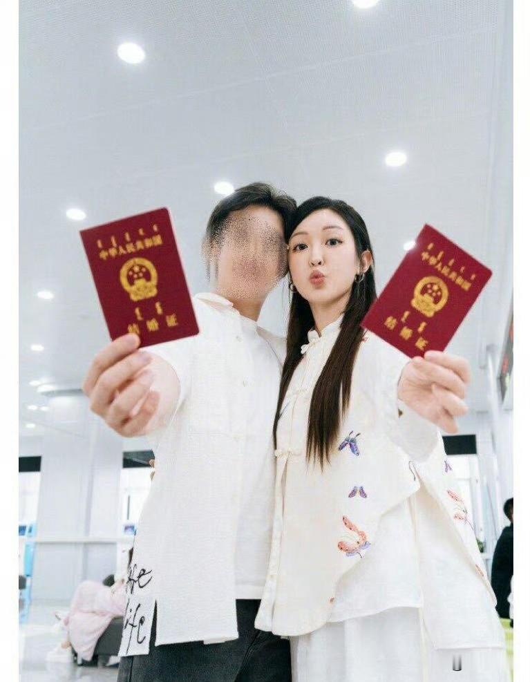 张凯毅发文官宣与张煜东离婚，孩子抚养权归自己。冷静期满至今已有近三个月，她感慨心中满是落差，坦言高估了自己，低估了柴米油盐的消磨。
尚处在哺乳期的她，没有为了孩子勉强维系婚姻。孩子没能成为维系感情的纽带，反倒成了软肋，但她从不后悔成为母亲，能够及时止