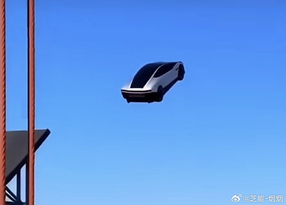 财经博主发的“特斯拉Roadster从金门大桥坠落然后飞起来”的视频，被多方确认是AI生成的虚假内容

这个和红果Ai视频一样，主要判断是物理规律不符等明显破绽，借第二代Roadster发布会热度制作的恶搞二创 

现在吃瓜还是需要一点物理学常识的！

#特斯拉坠桥视频是AI##特斯拉[超话]# ​