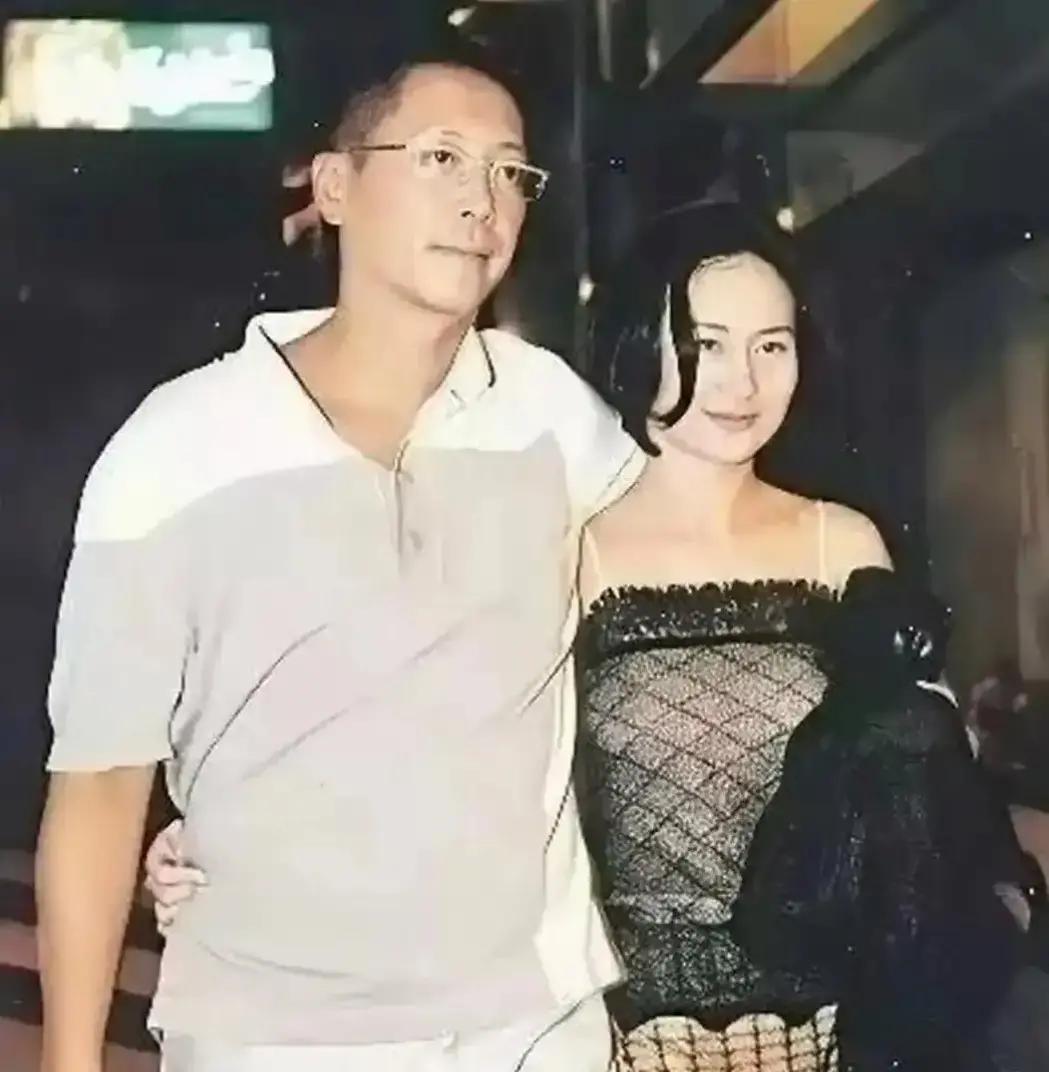 当年带着10亿嫁妆风光大嫁的何超琼，大概很难料到身边这个男人，后来会退回到毫无瓜葛的陌生人位置。
老照片里的两人确实甜过。
何超琼的手自然搭在许晋亨腰上，许晋亨也顺势搂着她肩膀，混在热热闹闹的夜市人流里，任谁看都是一对刚坠入爱河的小夫妻。
可豪门的聚光灯太刺眼，照得出婚纱的华贵，却掩不住过日子