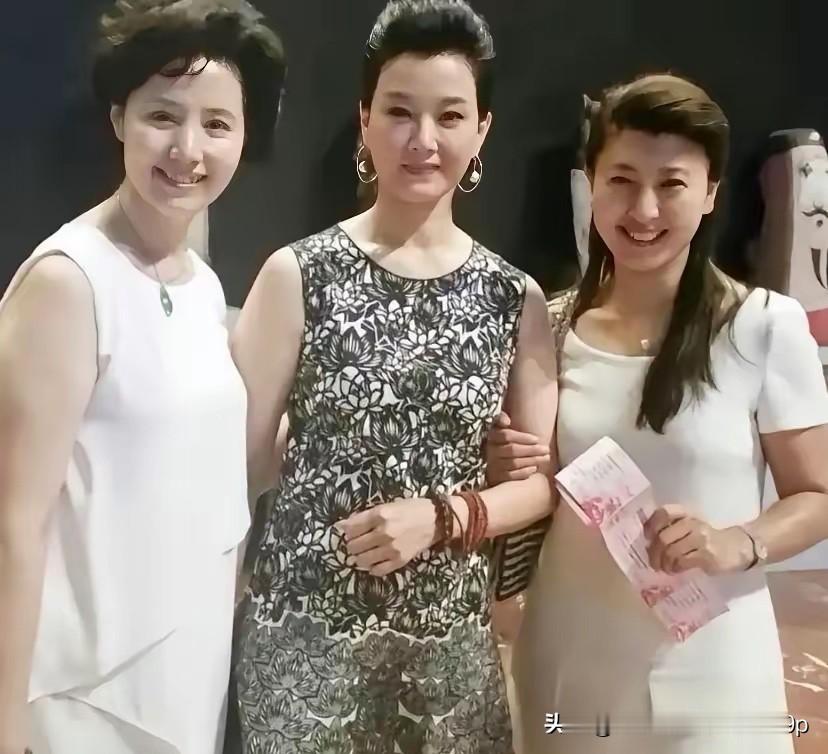 王心凌热度称霸，蔡依林资历称王，张韶涵为何能平分秋色？
最近总有人问王心凌、蔡依林、张韶涵到底谁咖位更大。其实这个问题压根没有标准答案，她们三个走的路完全不一样，各有各的厉害地方。我今天就用自己的理解，聊聊她们仨到底谁更火、谁更牛。

先说王心凌。她这几年翻红得特别猛，2022年参加《乘风破浪》之后