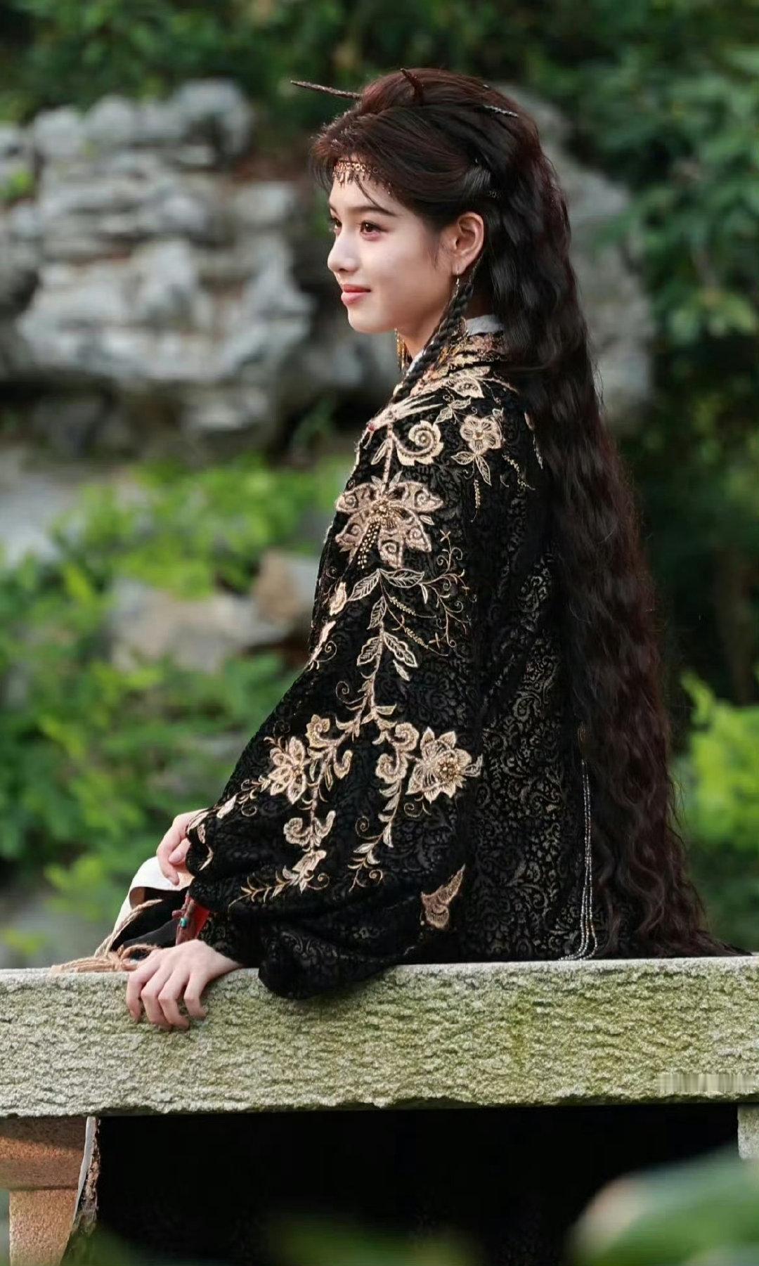 邓为当上百妖谱男主，杨超越只客串，艾米饰演女主，路透妆造精美，网友：这波可得好好看看 ​