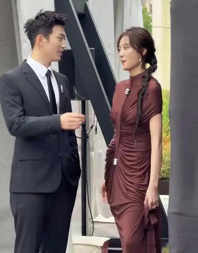 窦骁孙千后台闲聊说笑，没摆拍也不端着，松弛感直接拉满！ ​