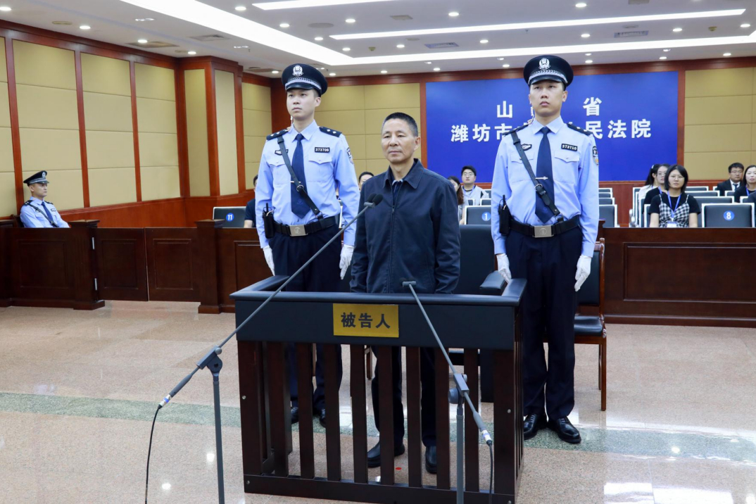 【证监会原副主席王建军一审被判无期徒刑】2026年9月7日，山东省潍坊市中级人民法院一审公开宣判中国证券监督管理委员会原党委委员、副主席王建军受贿案，对被告人王建军以受贿罪判处无期徒刑，剥夺政治权利终身，并处没收个人全部财产；对追缴在案的王建军受贿所得及孳息依法上缴国库，不足部分继续追 ​