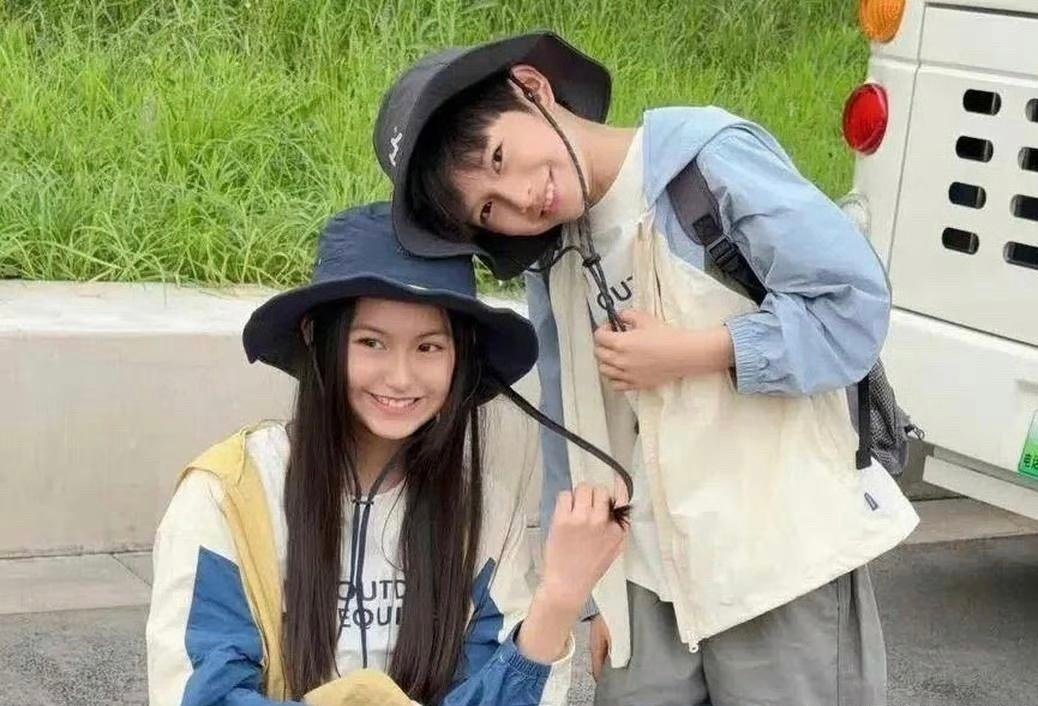 周杰伦和昆凌的俩孩子罕见露面啦！大女儿海瑟薇就像小昆凌，儿子罗密欧脸型像妈，眉眼像周杰伦。谁懂啊，这高颜值基因遗传太牛啦！ ​