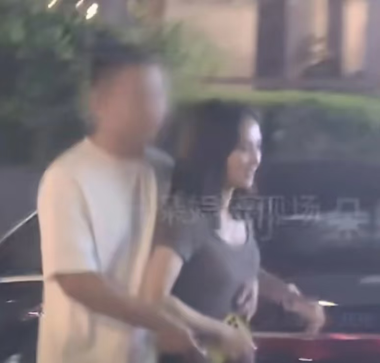 彭小苒被拍后12小时官宣，为什么网友评价反而不错？
 又一位明星恋情上热搜！彭小苒被拍到和男性朋友外出后，1
2小时内主动回应：正在接触。

事情起因很简单：
媒体拍到彭小苒和一位男性朋友一起外出，恋情传闻很快传开。
换作有些艺人可能会沉默、否认，或者工作室发声明。
但她这次回应得比较直接。
 
彭