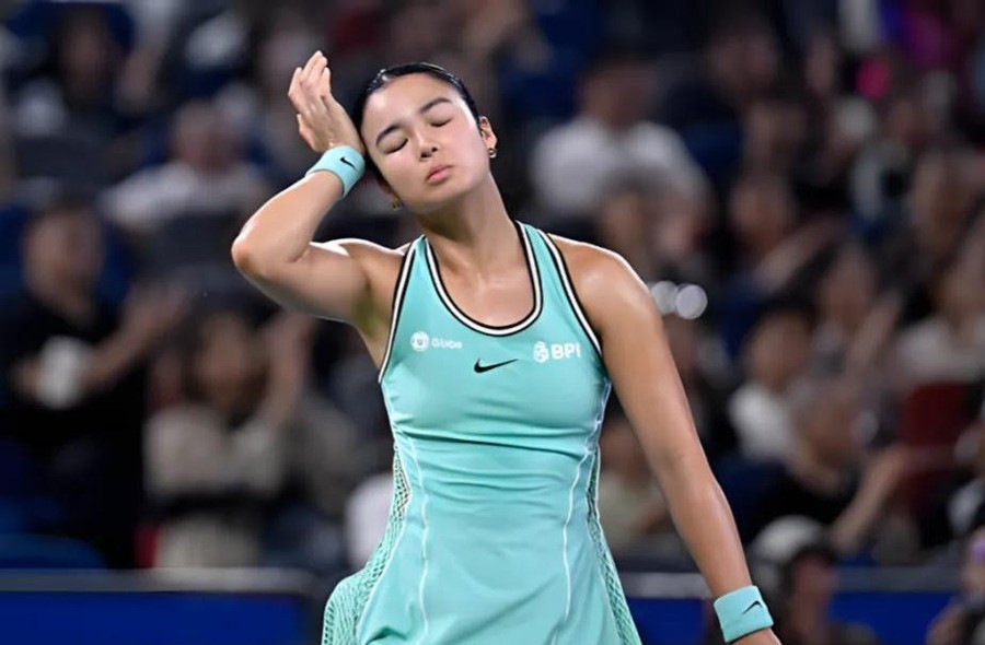 伊埃拉为了打亚运会放弃WTA1000中网。亚运会半决赛首盘5-0领先，被王曦雨翻盘。11天后到武汉，首盘6-4领先，被排名217位的施晗翻盘。
法新社的标题直接用了“震惊”这个词。菲律宾星报发了一篇评论，标题是“从突破到现实检验”。虎扑论坛的高亮评论更直接，说她“菜到家了”。
她叔叔Noli Eal