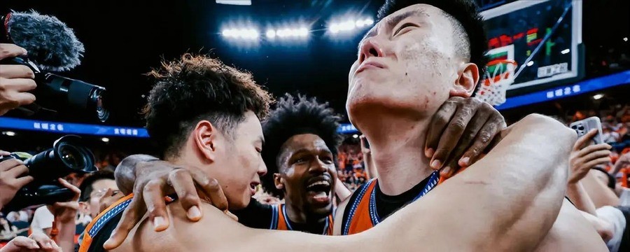 上海砸220万美元留MVP还签麦基，北京直接买空广厦双外援，广东送走杜润旺王少杰，广厦负债20亿卖人还债，新赛季谁掉队？广厦控股集团总负债超过20亿，投资人楼明被法院列为失信被执行人，17家核心企业账户遭银行轮候冻结，每年约1.2亿元的球队运营费彻底断了来源
一支两年前还在打总决赛的球队，如今靠卖人