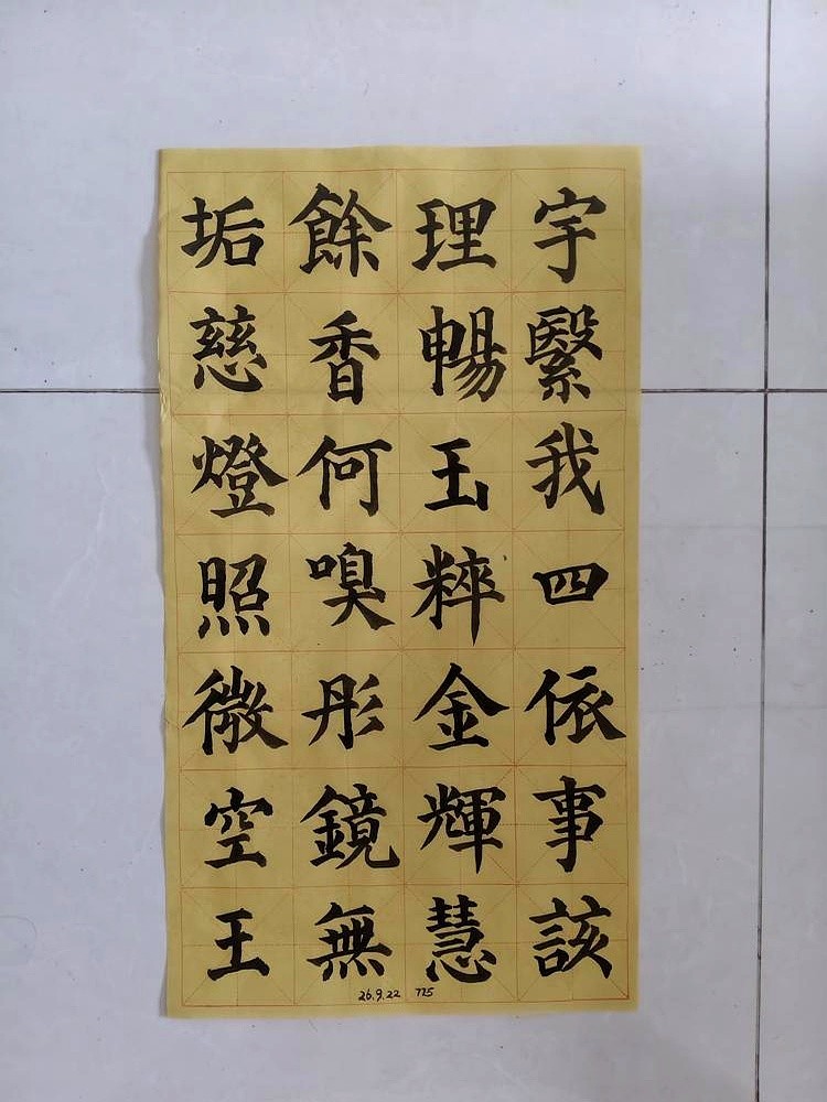 几十趟沙袋搬下来，镜头里根本找不到曹骏。他低着头死干，像个走错包厢的局外人。

别人忙着抛梗抢戏，曹骏就贴着墙根站，两只手死死抠着衣角。没人搭理他。直到阿云嘎凑过去，一把塞了瓶水在他手里，拍着肩膀来了一句，你这小仓鼠怎么光干活不吭声。

阿云嘎硬是没话找话，吃饭端着碗挤过去，干活一把把他拽到身前。硬
