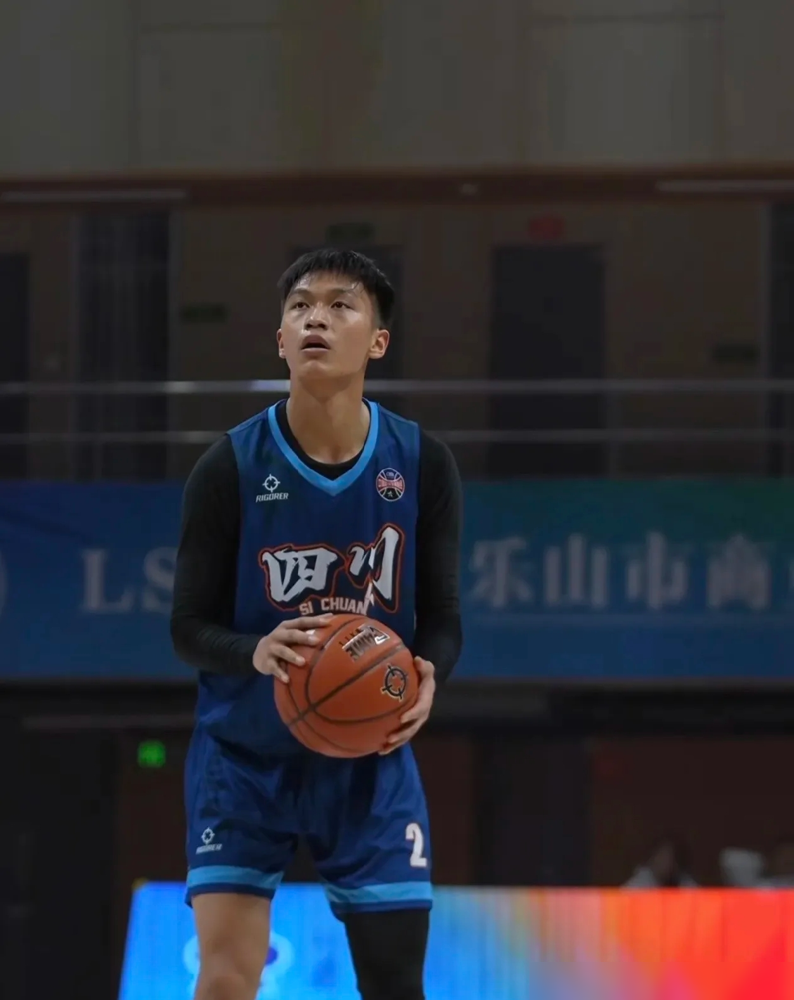 四川输了31分，但这9分钟比赢球还炸。19岁骆金州，大凉山出来的，CBA第一场球，末节上去干了赵继伟一个2+1。
辽宁104比73四川，半场就花了。赵继伟复出3中1，四川全队18个失误，外援一个没有。就这局面，第四节垃圾时间，骆金州上了。7投5中，11分，1抢断。绕腰上篮，顶着国手硬突，一点没怵。