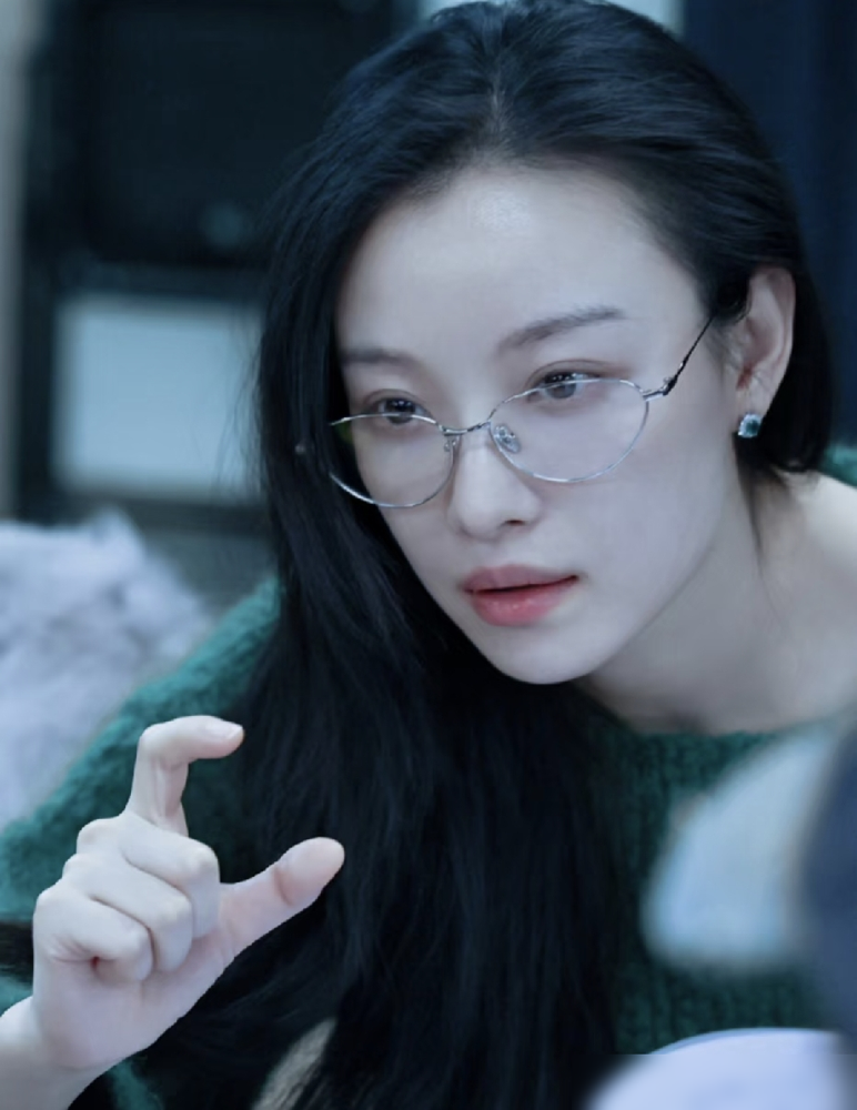 长这么好看还单身？倪妮自己揭了老底，说她把男人都处成了兄弟。
拍《天盛长歌》那会儿，她和陈坤在片场天天互怼，坤哥长坤哥短，就是哥哥妹妹那套，半点暧昧都沾不上。
后来有媒体拍到她深夜坐陈坤的车回小区，传得有鼻子有眼。结果陈坤直接发打油诗，称兄道妹，其乐融融，吃瓜吃完散了吧。倪妮也补一刀，没有恋情，