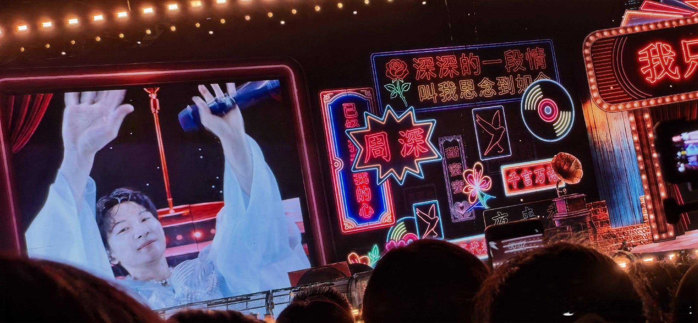 #周深[超话]# 
一起淋过雨的夏天[抱一抱]还没到家我就开始想你了[泪]​
