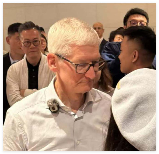 库克用了影石MicPro，刘靖康也换上iPhone Duo，你们两位后面要不要商业互吹一下？[doge] ​