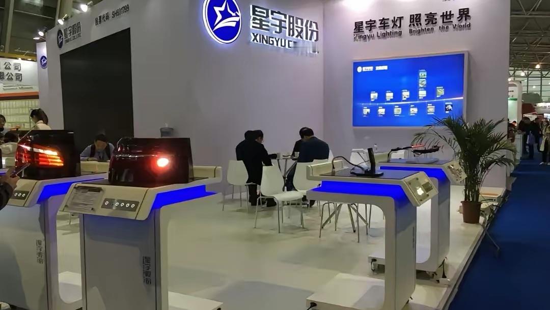老外就能准点下班，国人就得加班，这事做的不地道！

当初粗暴处理107名应届生解约事件有多随意，如今星宇股份面临的局面就有多被动。

9月1日，大众中国公开表态，已经针对应届生的投诉正式启动专项调查，明确劳动者权益是集团不可触碰的红线，这套标准同样适用于全球全部供应链。

简简单单一段话，直接击碎了