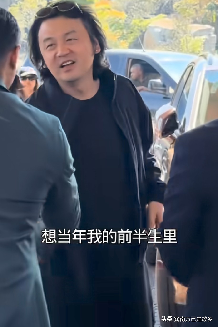 雷佳音现在的状态有一种中年男人的松弛。与油腻。

最重要的原因是身材发福了，一发福就与帅气告别了。

男演员和女演员一样，都是花期特别短，自律的人能提高自己的花期。

而松弛下来。特别容易让自己的花期缩短。

挺好的，现在这种状态要名有名，有利有利，为自己而活。