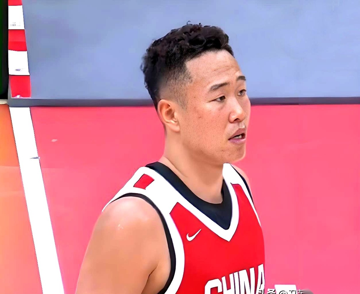 亚运会眼看就要打响，中国男篮的阵容突然动了刀子：贺希宁腰伤复发下线，崔永熙紧急领命顶上。
这绝对不是一次轻描淡写的“位置互换”。
贺希宁一撤，男篮苦练了几个月的那堵防守墙，等于生生被抽走了一块最硬的砖。他够壮，在防守端能扛能顶。更要命的是默契，这么长时间的封闭合练砸下去，一个挡拆掩护，队友闭着眼都知