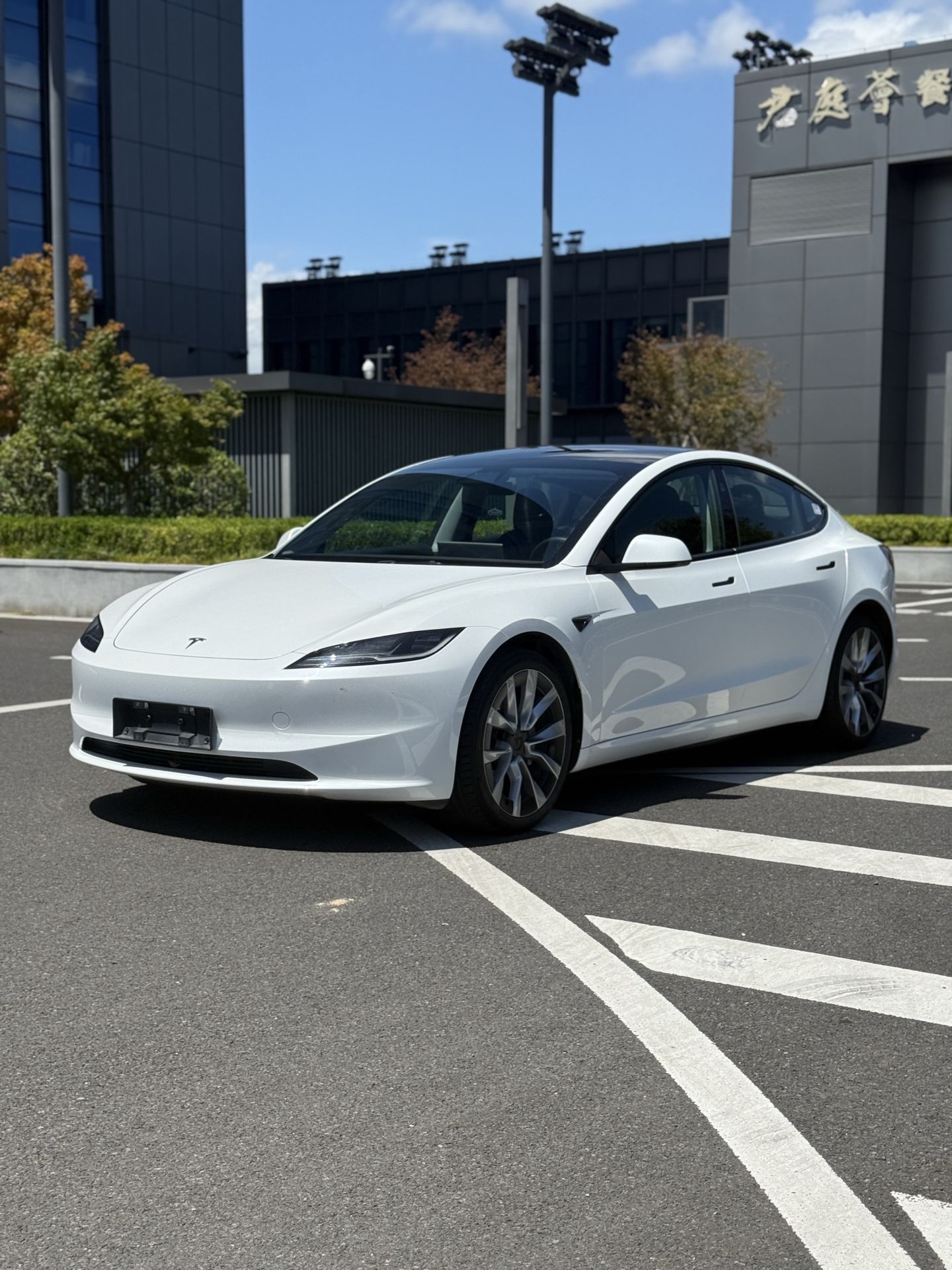 八九万的二手特斯拉Model 3，纯电里我为啥单独高看它一眼。
二手纯电最怕电池衰减和质保断档，但Model 3是个例外。据车e估《2025年度汽车保值率报告》，日系以58.07%三年保值率居各系别之首，而Model 3在纯电阵营三年保值率能到58%以上，属于独一档。截至2026年，六年车龄的Mod
