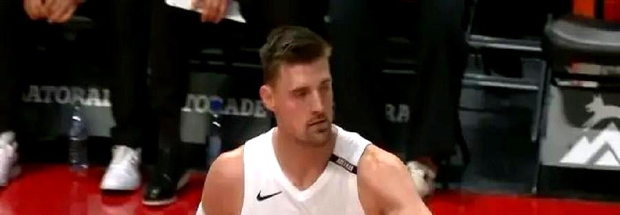 垃圾时间才被换上场，杨瀚森的NBA第一关比想象中更硬。

季前赛打满第四节，6分4助攻，看着松弛，但前面排着三四个中锋。同位置的波特上场13分钟直接硬凿出13分6个板，数据单往那一摆，现实就摆在眼前。

教练话说得很直白：主力犯规或者特定战术，才轮得到他。

在弱肉强食的联盟里，从来不看潜力有多大，