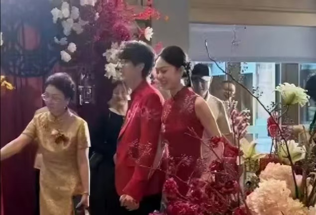 有件事情。
我一直不敢说。
许嵩冯禧大婚照曝光，岳母穿黄色旗袍戴着眼镜优雅出镜，可评论区讨论最多的不是岳母，是冯禧到底凭什么。

有网友说，冯禧的感情史异常干净，除了中学时期被传出和音乐老师的绯闻，再也没有其他感情纠葛。
还有网友讲，从粉丝到伴侣，极致浪漫，她曾说是听他的歌长大，后来同台主持，如今走
