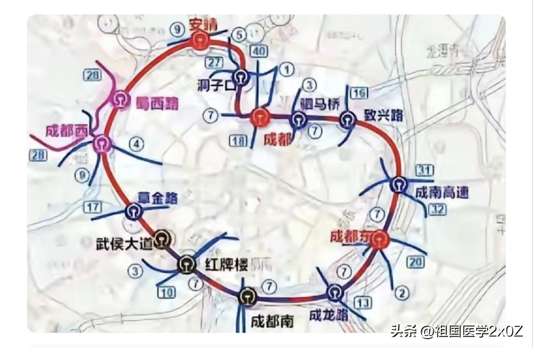 成都环轨交通详解：坐动车上下班，2028年成真！

最近，关于“成都环线”的消息刷爆了朋友圈。很多人看到那张红蓝交织的线路图，第一反应是：“成都又要修一条像7号线那样的地铁大环线了？”

先别急着买房或换工作，这个“环线”虽然名字听着像地铁，但它的玩法完全不同。今天我们就来把这个被误读最多的“成都第
