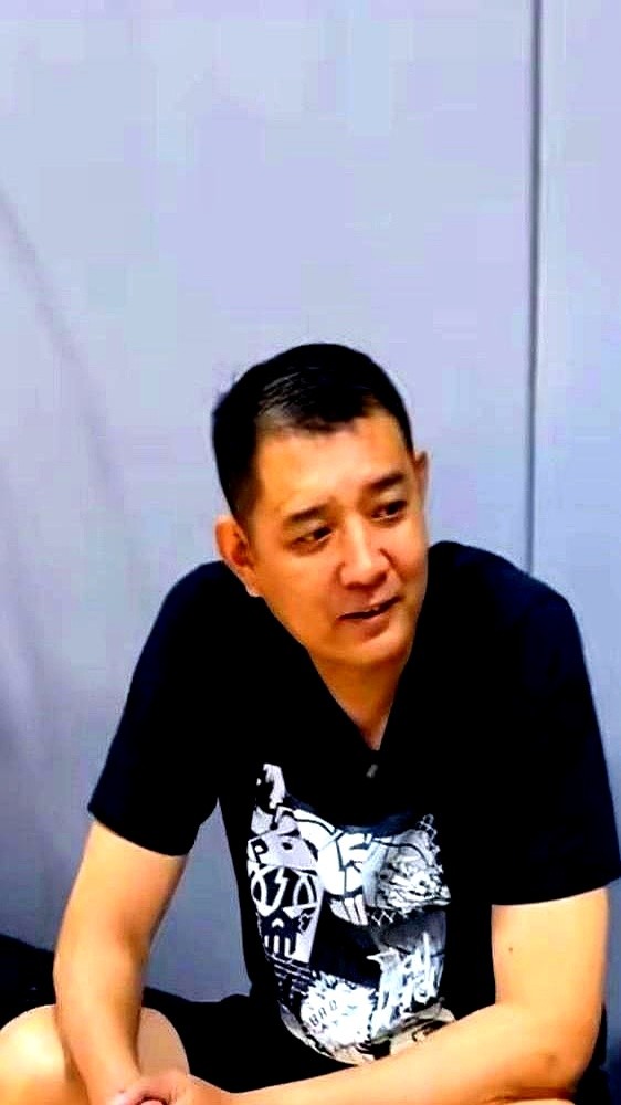 得分、篮板、抢断榜全被外援霸光了。

四节七人次一放开，球权全塞外援手里，曾凡博、廖三宁这些年轻苗子还能摸摸球，大部分本土球员彻底沦为跑龙套干脏活的绿叶。在联赛里习惯了看戏递水，到了国际赛场真刀真枪硬碰硬，拿球就慌，出球缩，手软到不敢打。

巩晓彬那句话说得太狠了：“小鱼还没长起来，怕是先被鳄鱼啃光