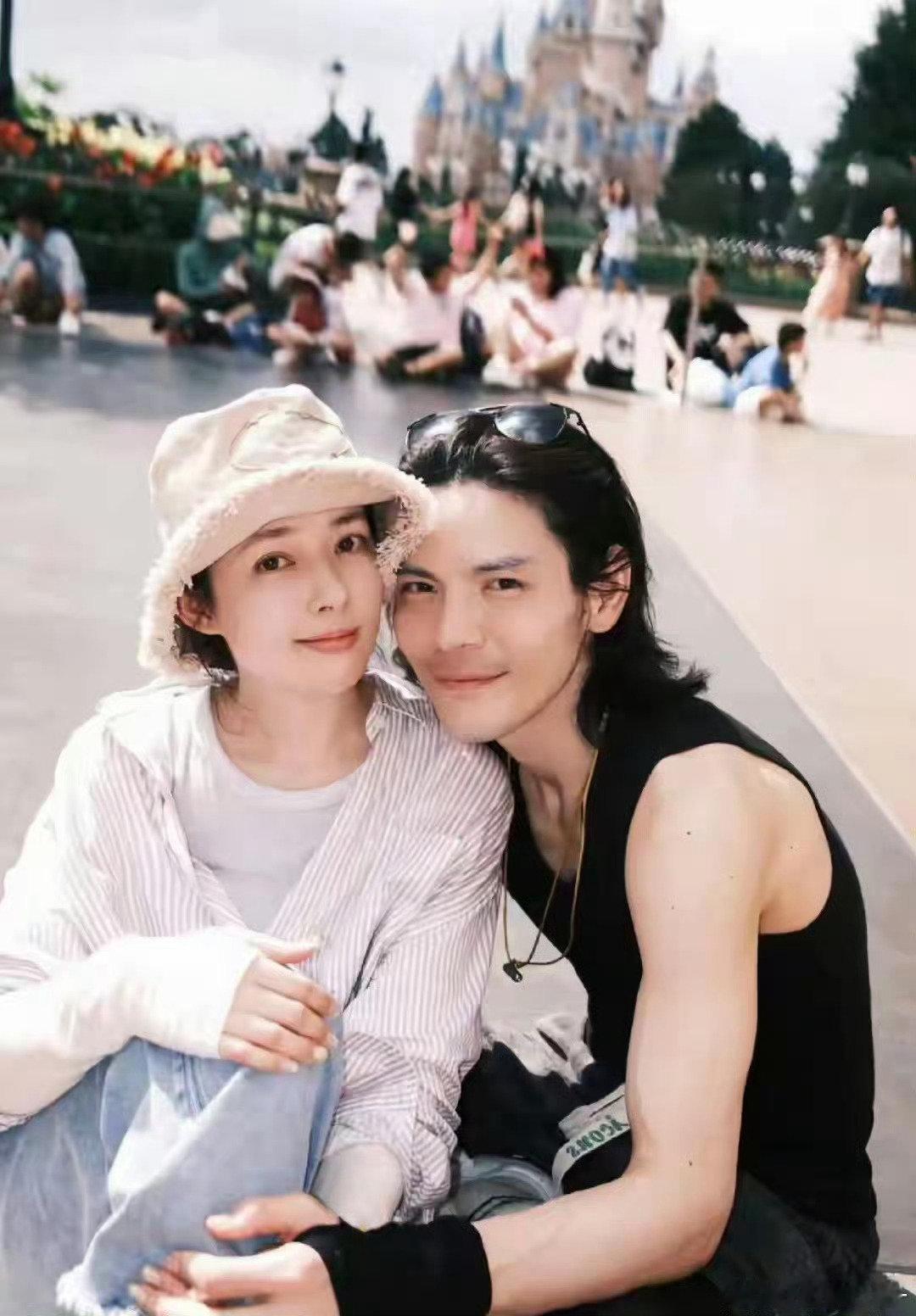向佐一家现身珠海，向太坐轮椅玩游戏，向华强精神头比年轻人还足 ​