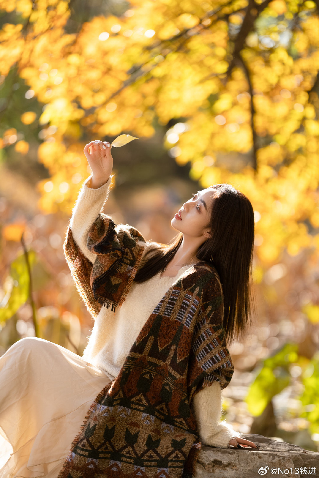 收藏一整个秋天的温柔🍂

秋风不会停留，但镜头会记录下秋天和你的温柔
这个秋天，和金黄撞个满怀
📍圆明园萍香榭
以前的写真，今年预计一周之后进观赏期。持续跟踪ing

 🎥北京平面、视频摄影师钱进，定制拍摄白蜡树写真和银杏写真
摄影教学/北京摄影面授课

#北京约拍##秋天拍照##北京的秋天#