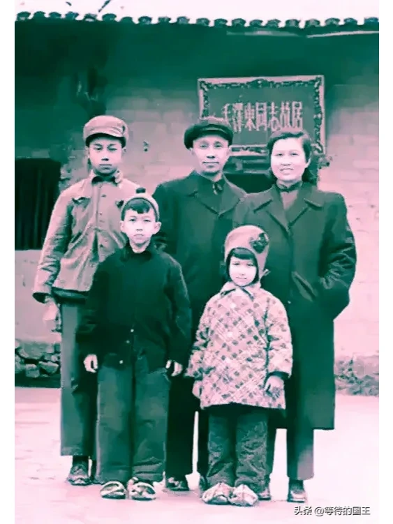 粟裕及家人在毛主席故居。