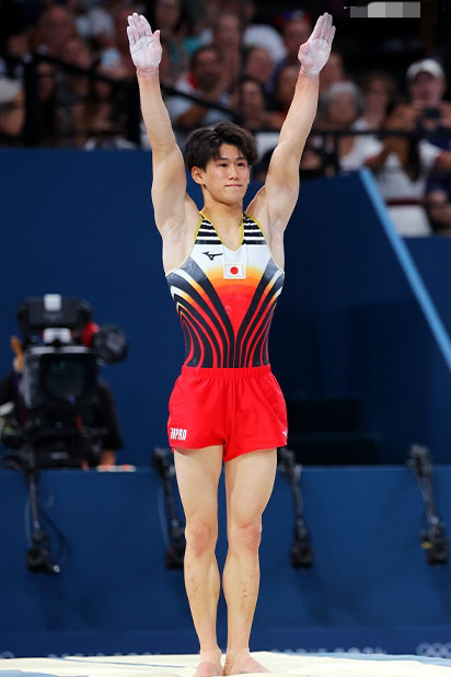 中国体操队主要对手
桥本大辉是日本顶尖男子体操运动员，东京奥运会体操男子个人全能、单杠双料金牌得主，被视作日本体操传奇内村航平的接班人。
基本信息
出生日期：2001年8月7日，日本千叶县出身，身高166cm，毕业于顺天堂大学，现隶属于日本生命俱乐部。
6岁开始练习体操，2019年入选日本国家体操队