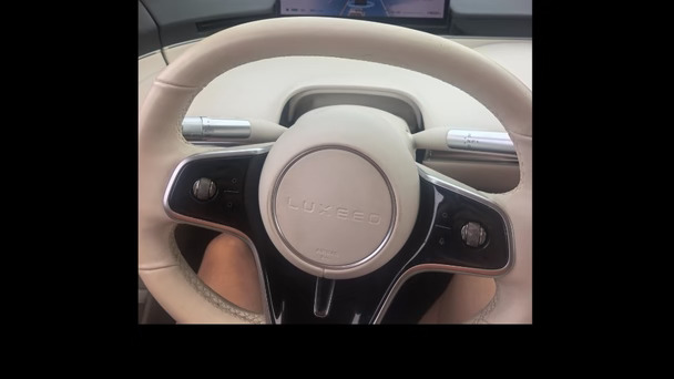 中秋假期，驾驶智界R7开启周边短途出游，整段旅途给了我满满的惊喜。
往返两百多公里路程，辅助驾驶占比高达96%‑99%，城区道路也可以稳稳领航。路上频繁完成并道换道、应对加塞车辆，自主通过一个个路口，全程几乎不用人为接管。
面对复杂的城区车流，智驾处理丝滑柔和，没有突兀的急加速急刹车。座舱内饰质感舒适，长途坐着不易疲惫。
得益于鸿蒙智行的智驾能力，把繁杂的路况交给车辆，我可以从容享受中秋沿途风景，轻松惬意，这就是智能出行带来的美好体验。#用鸿蒙的亿点理由 #智慧出行体验 #鸿人开放麦 #鸿蒙智行 #智界R7