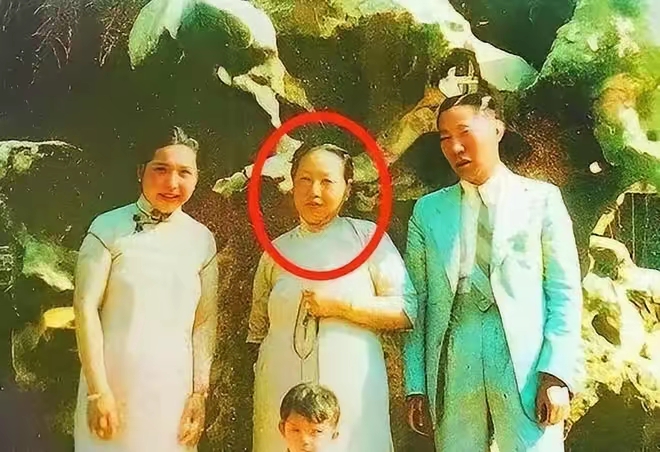 1911年，作为“细作姨娘”的姚冶诚正在为先生梳洗打扮，房间里突然窜进来一位男子，男子请求她让自己躲一下。待逃过警察的盘问后，男子安全了。让姚冶诚没想到的是，她帮助的这位男子就是蒋介石。

1911年的上海，局势动荡混乱。辛亥革命前后，清廷到处抓捕革命党。
 
当时的姚冶诚，才二十四岁。她是苏州人，