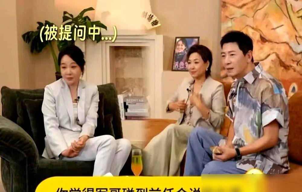 闫妮跑去前夫家打掼蛋，跟人家现任老婆坐一桌，笑得比谁都欢。
离婚二十年，她没撕，没躲，没老死不相往来。前夫再婚，她照样登门，打牌聊天，跟走亲戚似的。
旁人看着别扭，她自个儿通透。日子是过给自己的，不是演给谁看的。
新电影里她演个离异女人，松弛豁达，戏外她比戏里还彻底。五十多岁，单身，不慌不忙，