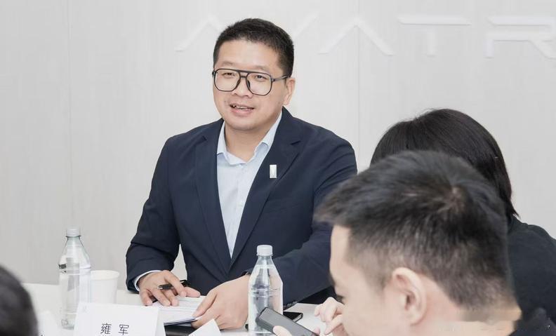 原来“阿维塔称华为非必要”是被剪出来的误会啊！人家说的是没必要单独定制智驾版本，不是否定合作，07L和年底大六座反而更能说明双方绑定更深。
#阿维塔雍军公开回应华为非必要项争议# ​