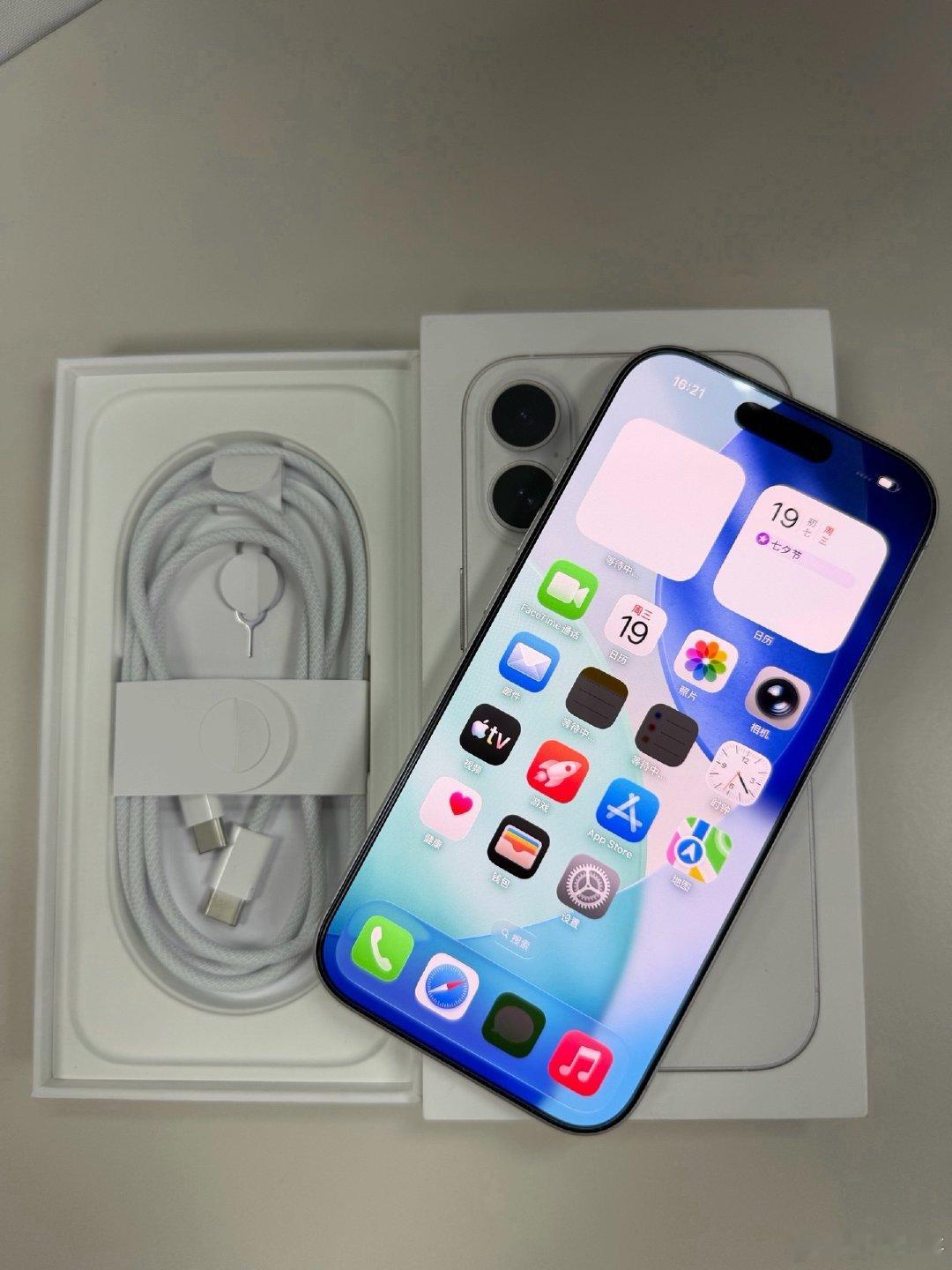 全套充新，国行iPhone17白色256，充电循环14次，保修到27.8.2，可分期，5380 ​