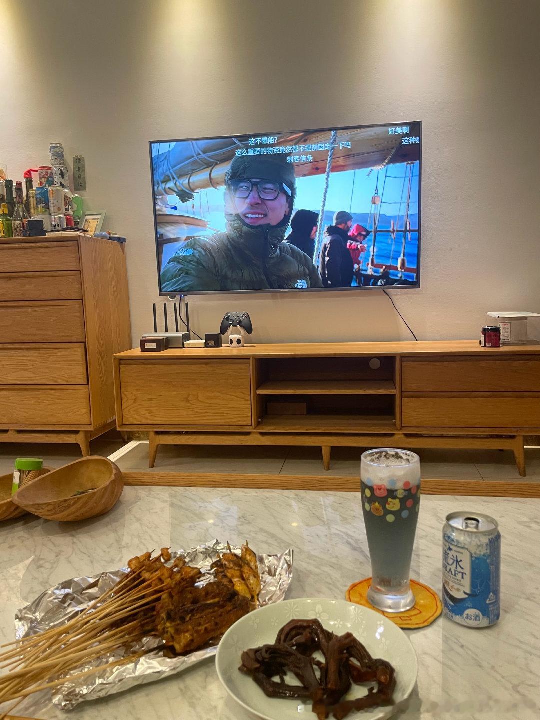今夜。
假期第三日，独处夜。
头一次喝到蓝色的啤酒，看瓶子上说是加了天然色素让人联想到深蓝色的大海～～～
这个颜色真的让人没有太多的食欲，作为一个爱喝酒的人望着这杯酒的一瞬间没有产生任何渴望，只剩沉默在我与酒杯间回荡。
味道…无功无过吧。
但，它透过光来看时确实是与大海是同样的颜色。
 ​