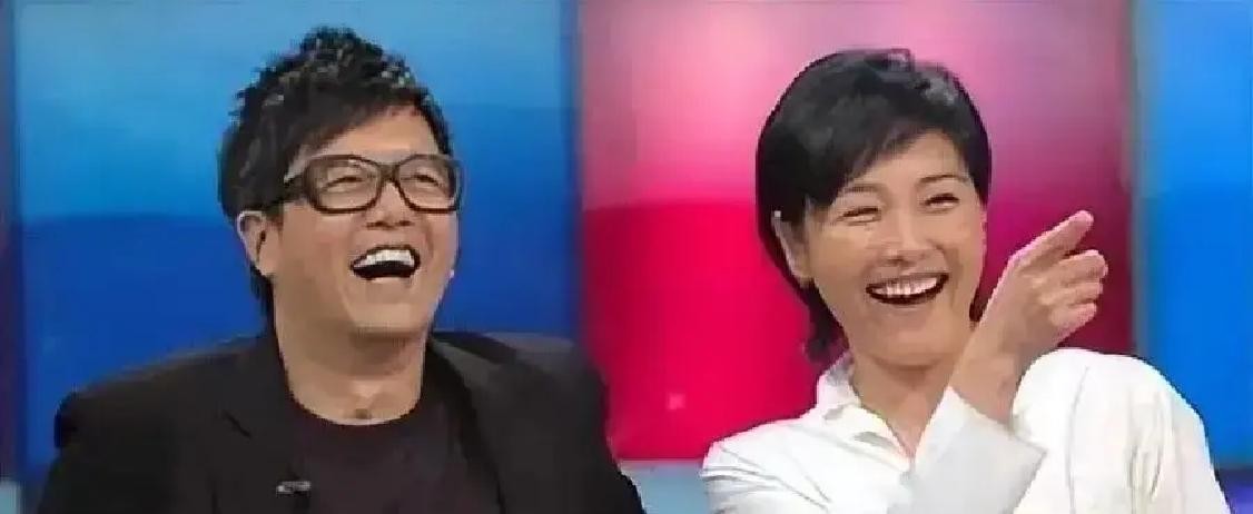 56岁张延离婚后首晒21岁女儿合照，等女儿成年才办手续。

她把整个家稳稳地撑到女儿考上大学，把所有的风雨都挡在女儿的青春期之外，这才松开手去处理自己的事。
所以她不发长文，只是晒出和女儿一起吃的饭。她把力气都用在了签约新公司、进组拍新戏上，用行动直接开启了新生活。