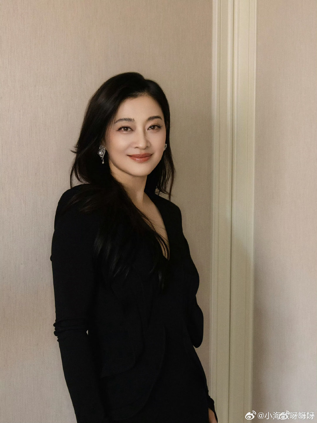 第33届金鹰奖，梅婷凭借《生命树》拿下最佳女配角！时隔23年再度捧起金鹰奖杯，真的太稳了。
 
她在剧中饰演张勤勤，温柔外表下藏着坚韧力量，细腻又有层次感，把角色刻画得很动人。现场还有《生命树》原型寒梅医生远道而来，见面那一刻特别戳人。

#梅婷角色原型医生到金鹰奖现场# ​