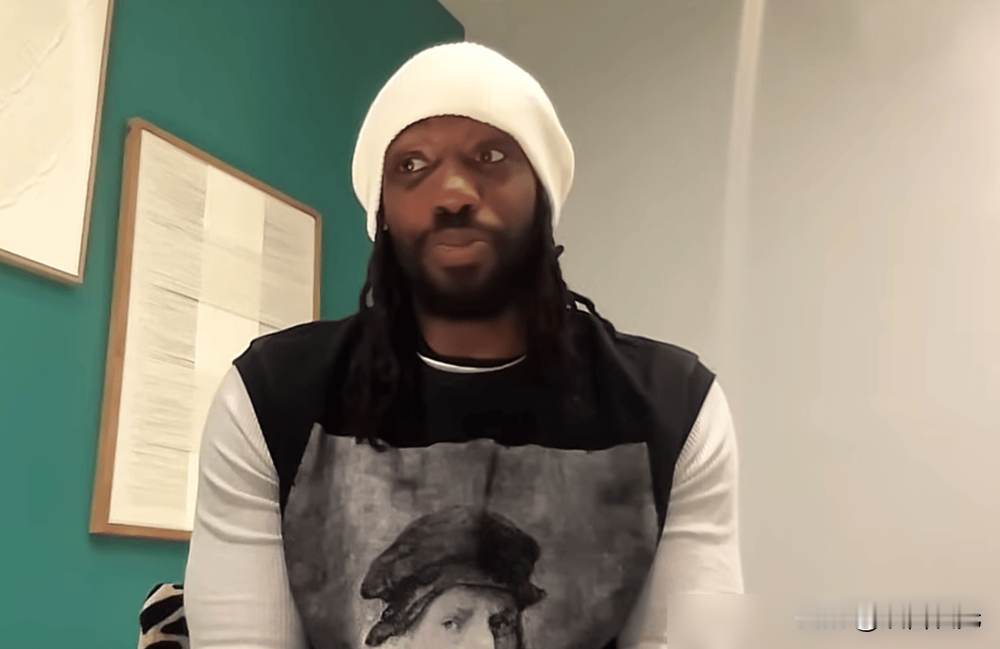贝弗利亲口说的，湖人训练时詹姆斯膝盖前后绑着那么厚的冰袋，走路都费劲。结果有人投篮打铁，他鞋带没系直接抓板起飞，就带着那俩大冰袋子来了个双手暴扣。
贝弗利当场拍威少让他看，威少都没反应过来。他说自己这辈子没见过这种画面，甚至怀疑是不是只有自己眼花了，后面教练讲战术他一个字没听进去。
那冰袋厚到膝