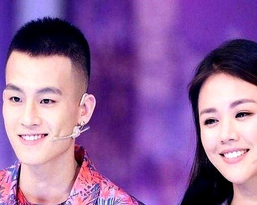 全网劝了整整五年，马思纯终于亲口承认单身了。

坐在杨天真播客里，她一句“单身太舒服了”，算是彻底给跟张哲轩那段感情画了句号。

当年带着拯救者心态硬扛外界反对，换来的却是浮肿、抑郁和掏空的精气神。现在不执着去改造别人了，身体先给了反应：甩掉50斤，抗抑郁药减量，静息心率恢复正常。

刚播完《她的盛