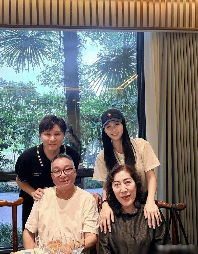 陈乔恩又去看乔任梁爸妈了，饭桌上摆着他的立牌，粉色花海围了一圈。
乔爸乔妈笑得很松弛，搂着她合影，状态比前几年好了太多。没有悲情，就是一家人吃饭的样子。
十年了，别人都往前走，她还在原地留了个位置。
每年生日、忌日，一次没落过。这次发文就一句：十年了，你永远是少年。
配图里她扎着马尾，笑得挺