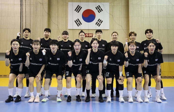 #昨天放错韩国国歌今天直接不放了#【不做不错！韩国手球赛前未播韩国国歌，昨日刚因错放朝鲜国歌道歉】#韩国队赛前奏国歌环节连发两起事故# 直播吧09月19日讯 亚运会女子手球项目今日开赛，据韩联社报道，韩国队赛前的奏国歌环节再次发生事故，现场直接未播放韩国国歌。

昨日亚运会男子曲棍球比赛，韩 ​