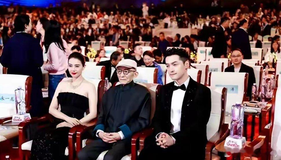 #娱乐[超话]##胡歌悼念游本昌#
谁看了胡歌悼念游本昌老师的长文不鼻酸啊？从《繁花》里爷叔和阿宝的双向奔赴，到戏外两代演员的惺惺相惜，这种忘年交真的太戳人了。
还记得游本昌老师说“文艺是渡人的”，胡歌记了这么多年，还把这份对表演的敬畏传下去，这不就是最好的传承吗？
老戏骨的风骨、年轻演 ​